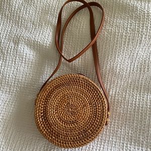 Button closure wicker bag